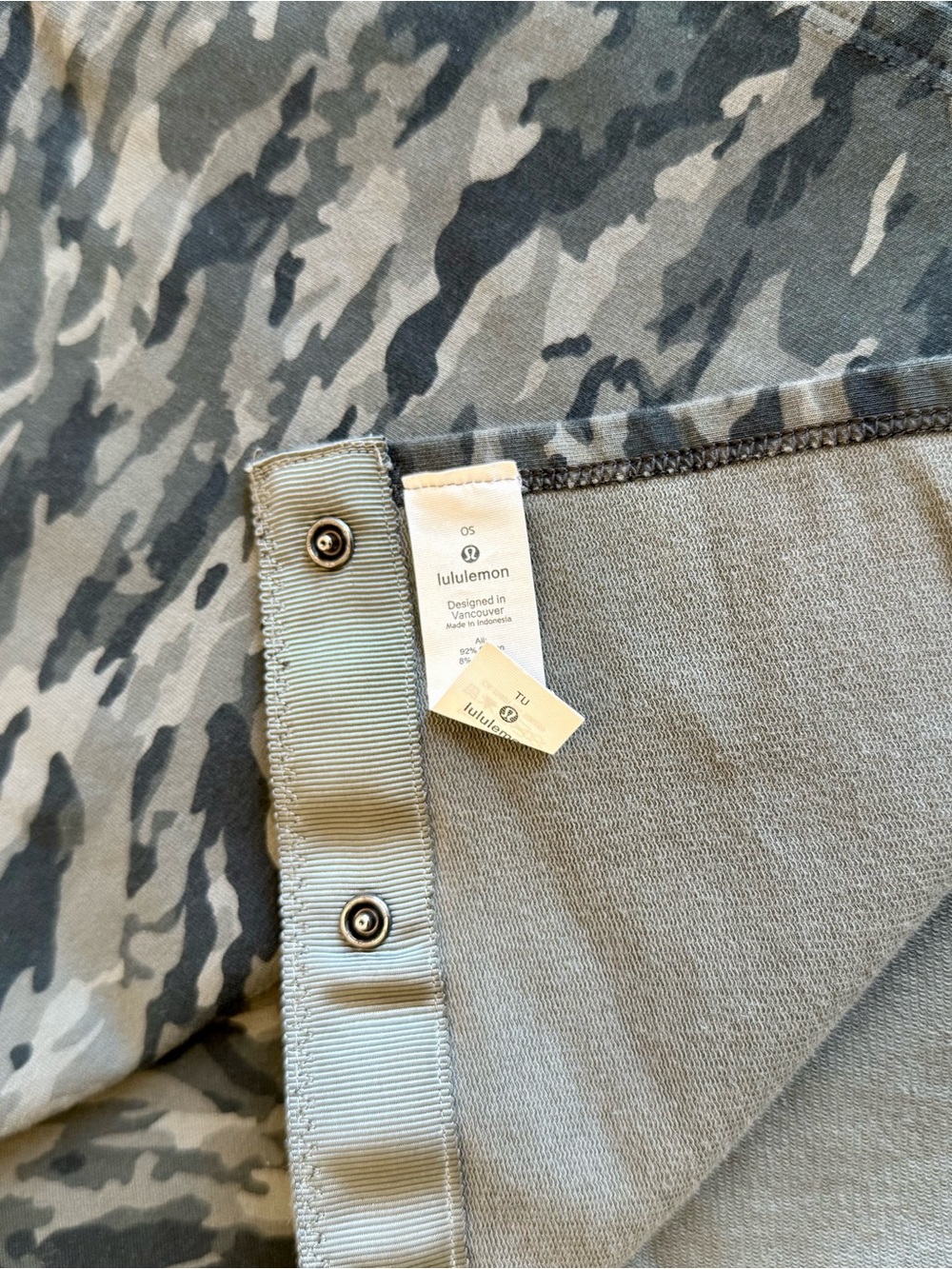 Lululemon Vinyasa Snap Scarf- Olive Camo Athletic Legging